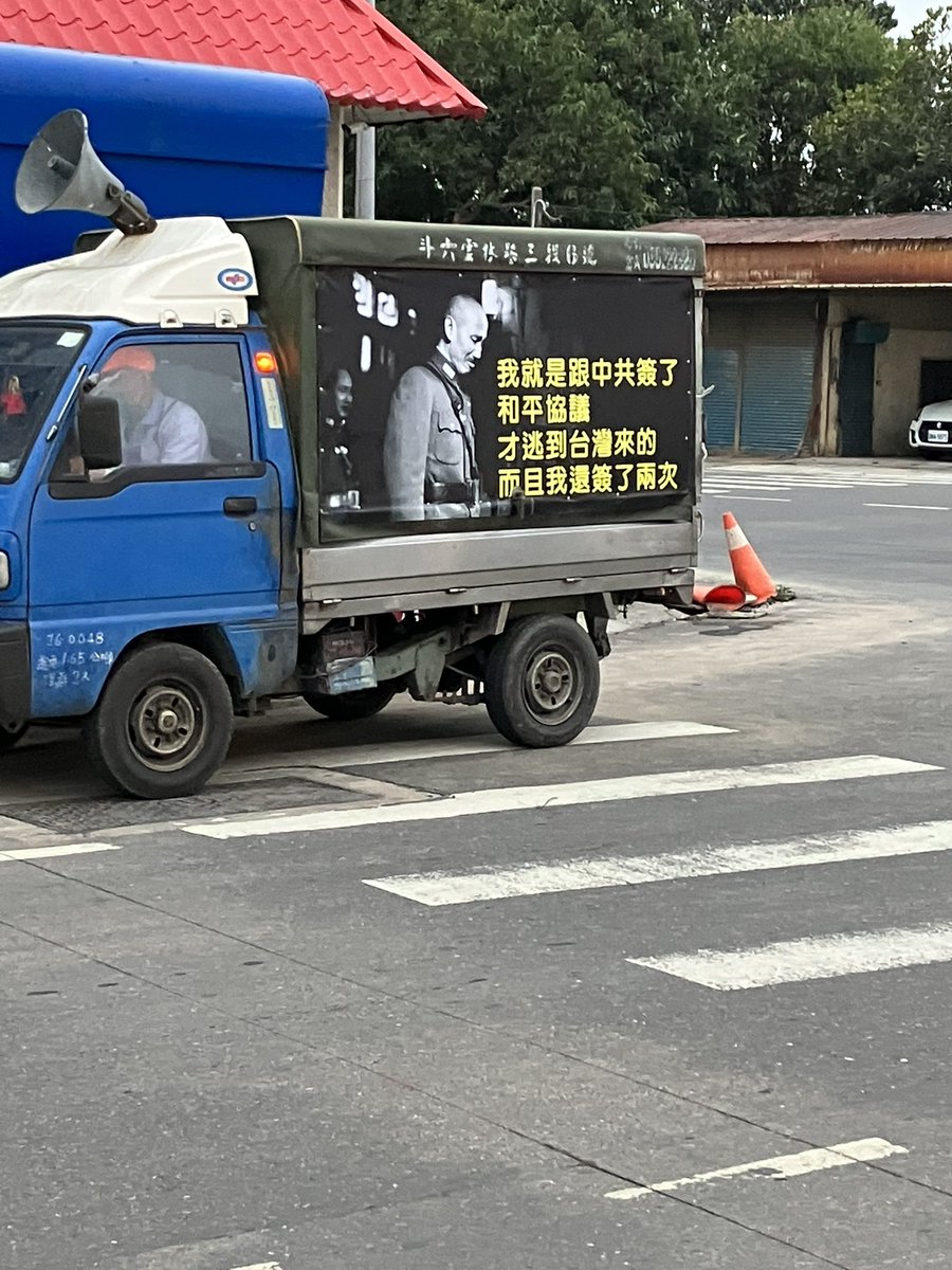 Badbadnogood8's tweet photo. 話說每天下班騎車會經過一台賣韭菜盒子的攤車，今天下班經過時剛好看到��闆收攤準備離開。
然後看到攤車的海報…

原來是深綠韭菜盒子啊，這下非買不可了。 https://t.co/yNSrrOTVLX