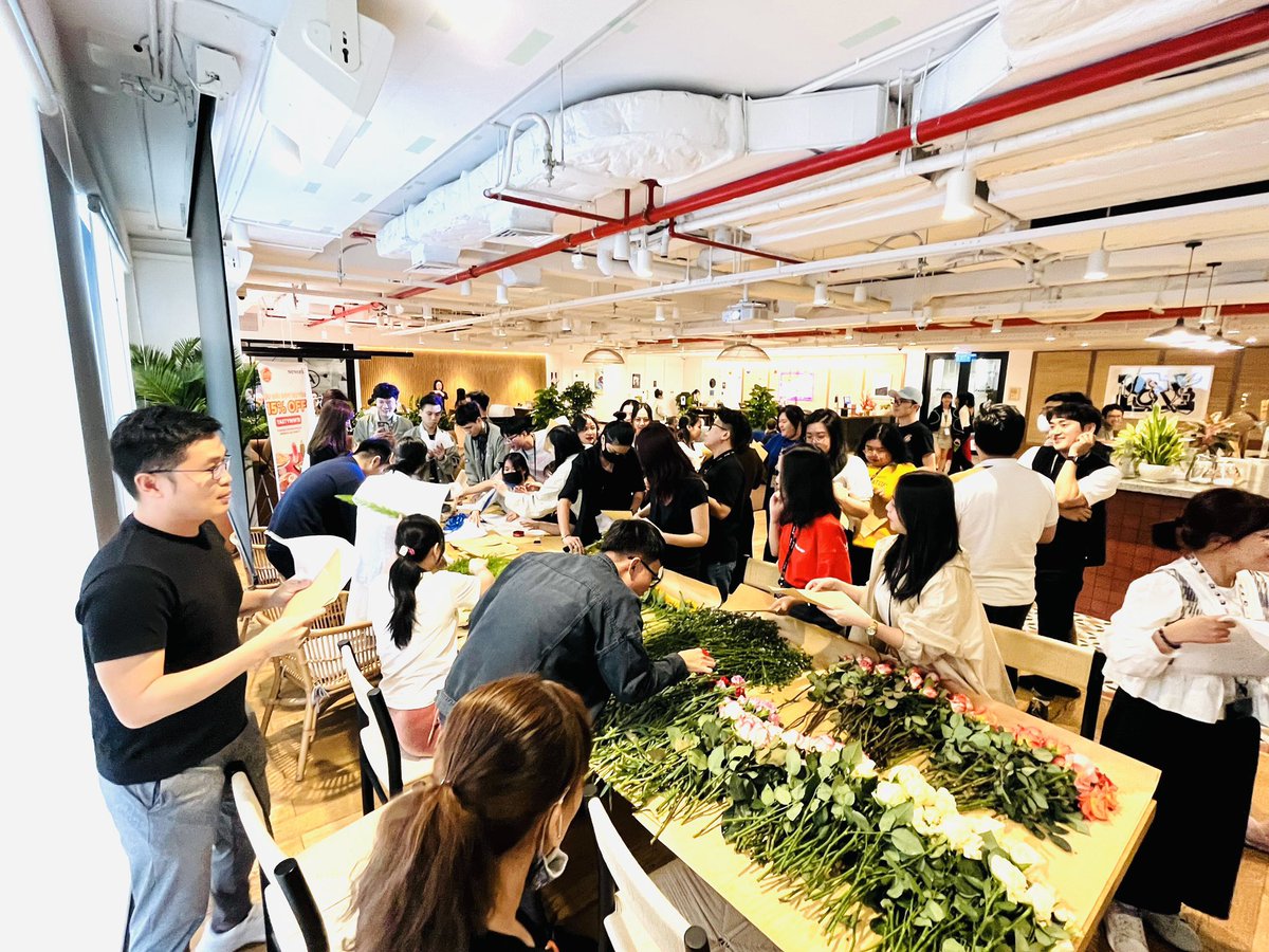 marcle1985's tweet photo. π»π³ No boo no problem π @WeWork β€οΈ you
Lets spread the love π₯°
Happy β€οΈ Day and #DIY a bouquet to your loved ones or to yourself π
π@WeWork #LimTower3
#ValentineDayatWeWork #HappyValentineDay
#engagement #connected #connectingpeople
#LifeatWeWork
#funatwork #worklifebalance https://t.co/UbAvwLALQO