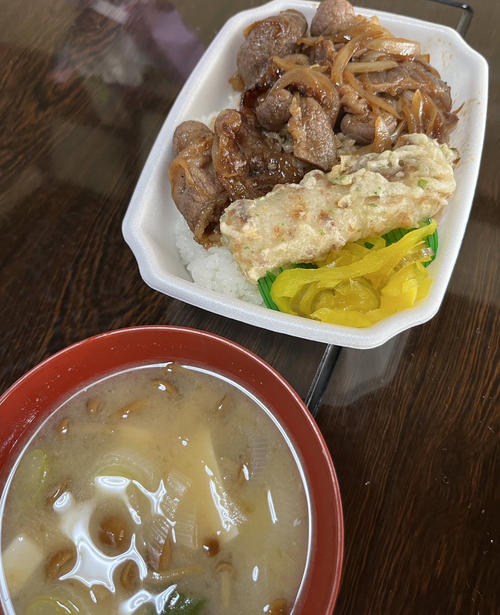 at03270829's tweet photo. 今日のお昼はお弁当屋さん🍱

メニューいっぱいで悩んだ〜

⭐︎お子様弁当
⭐︎カルビ弁当
⭐︎そぼろのりから弁当

そぼろご飯美味しくて
ボリュームもあって美味しかった😆
思ったよりご飯多め笑

ごちそうさまでした♪

#ほっかほっか亭 https://t.co/JRyFmaBPgc