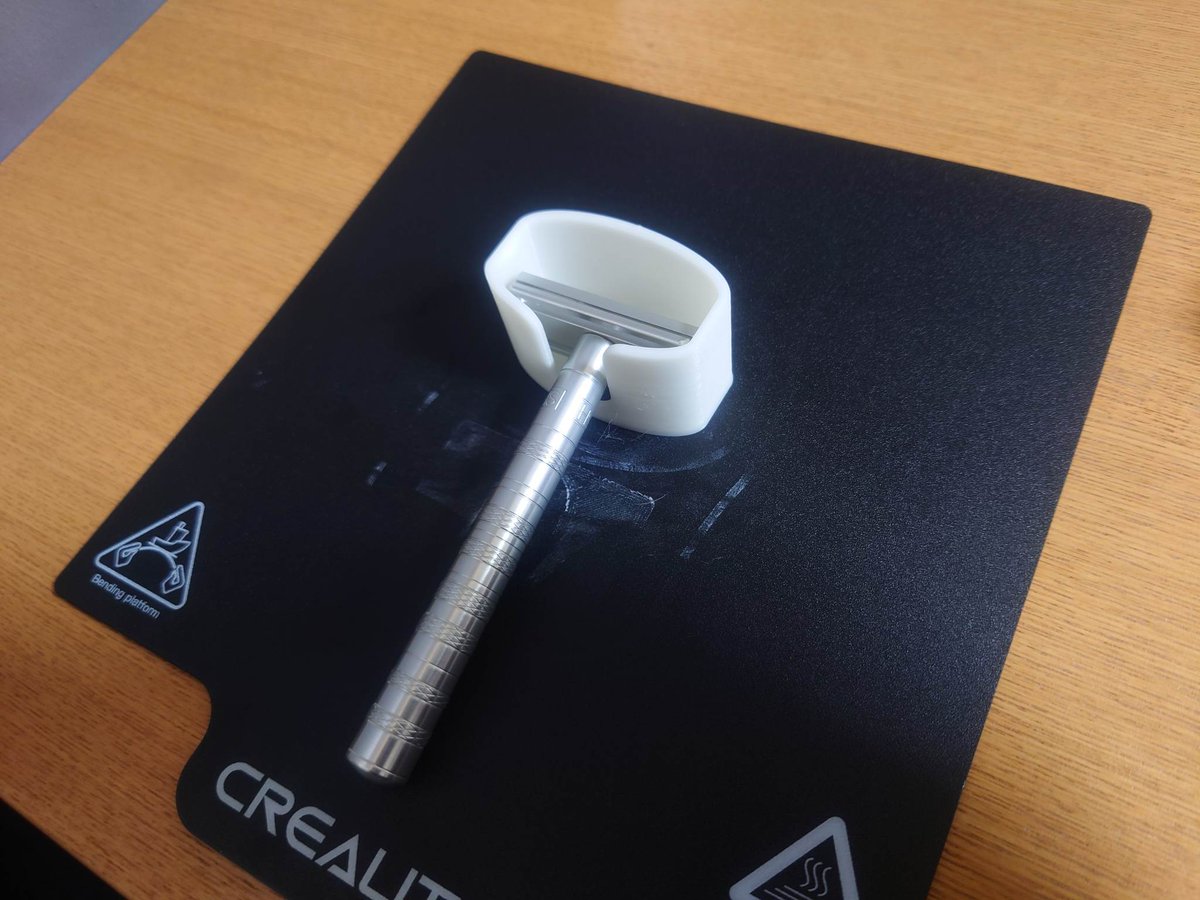 360per44's tweet photo. Henson shaving holder 
ヘンソンシェービングの壁掛けのホルダー作りまし���。
欲しい人は吸盤買ってお使いください。
＃３D　＃髭剃り　＃creality #Fusion360 
https://t.co/TNhJQjeqvq https://t.co/mKLvCx193O