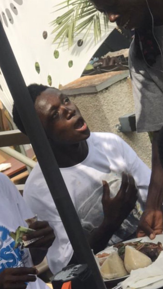 MooreKlinton's tweet photo. Me: I sent u money for transport why are u not here                                                                                    Random girl : I lost all my contacts please who’s dis https://t.co/NR7bGPDlsQ