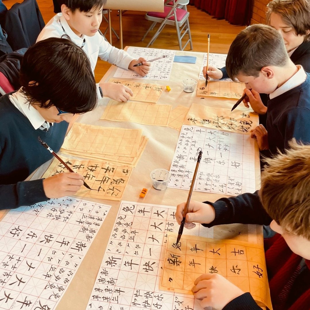 AlleynsSchool's tweet image. We're reminiscing about all of the fun we had last week. There were a variety of workshops, dance tasters, and even a fashion show as part of Alleyn's second annual #MulticulturalWeek. Thanks to the Minority Students Union and staff for all your hard work!
bit.ly/AlleynsMCW