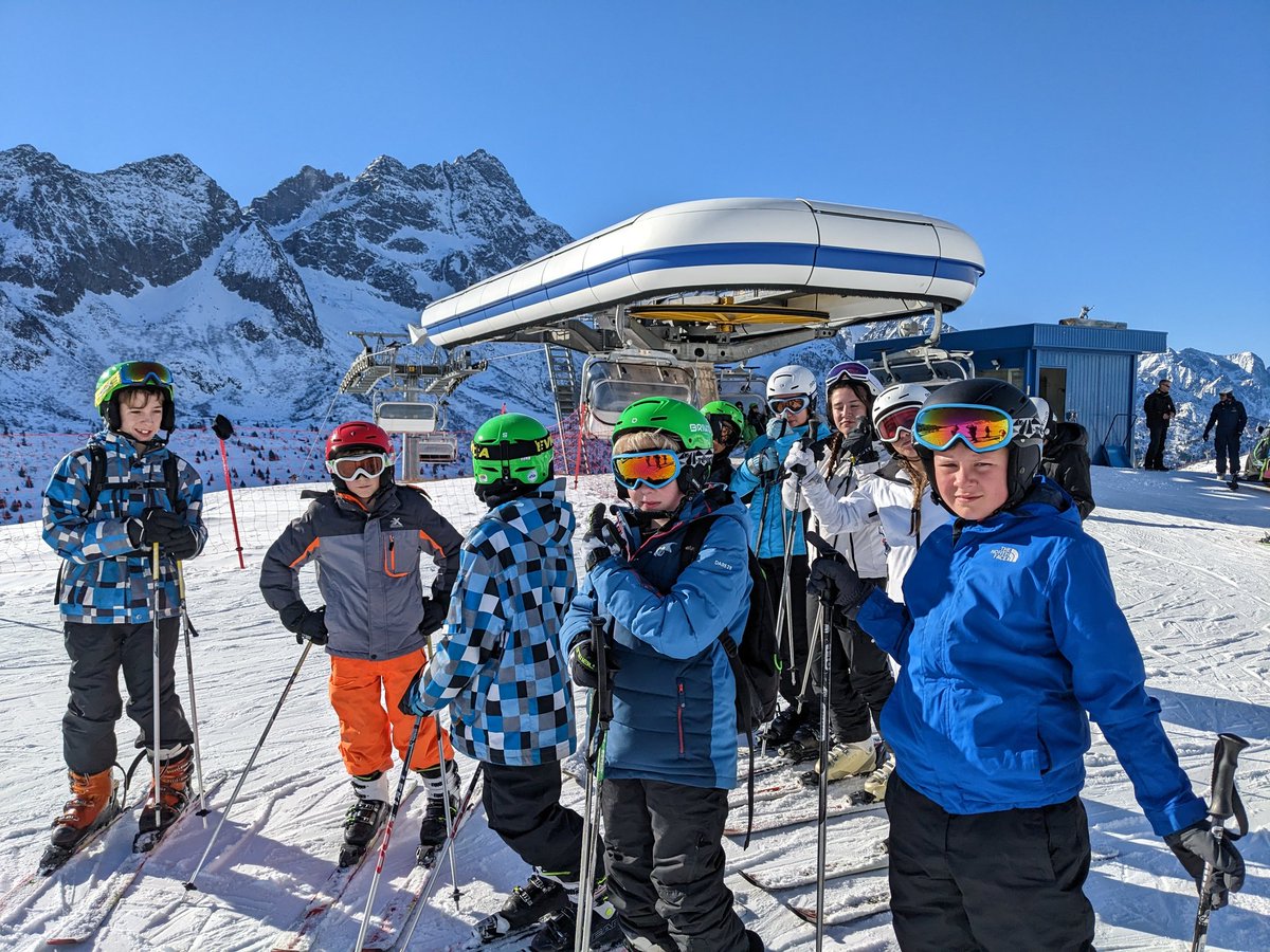 ChewValleyPE's tweet photo. @ChewValleySch @CVSSkitrip23  @holland_kirsten Group 3 beginners have been on their first chair lift this morning. Making good progress #movebecauseyoucan❤️ https://t.co/sb6jl1eXEw