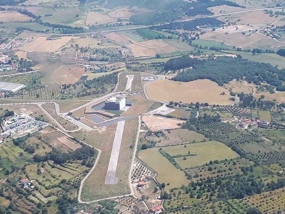 PTSkyRider's tweet photo. Portugal no seu melhor…
Aeródromo da Covilhã, tantas navegações fiz para lá durante o meu curso de piloto. Poderia servir a região ..Não haveria outro local para colocarem aquele prédio?
Somos pequenos… muito pequenos…! https://t.co/DAGiDmivIv