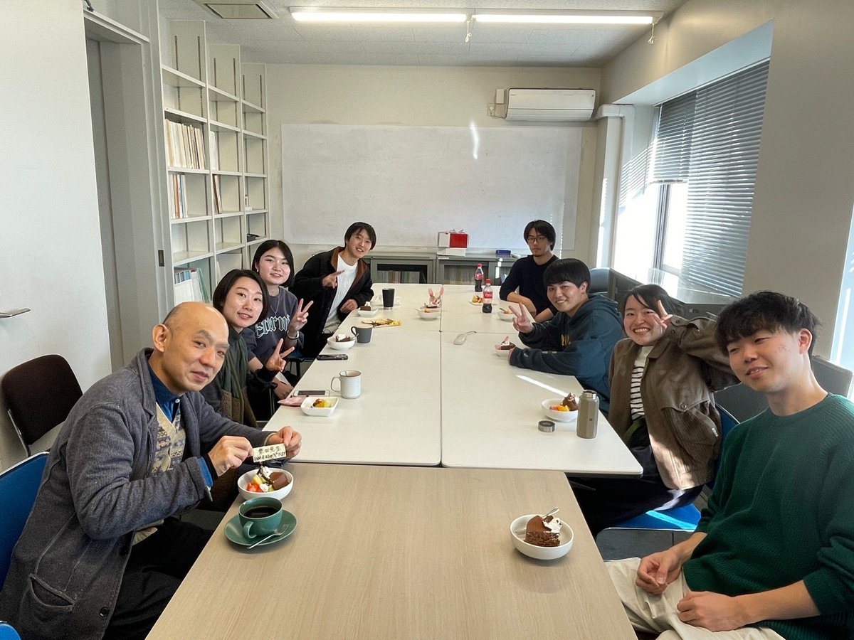 LABSHIB's tweet photo. 本日は柴田先生のお誕生日パーティでした！みんなでケーキを食べてお祝いです🎉🎂
55歳のお誕生日おめでとうございます👏😊コムラ https://t.co/riEa7wam2t