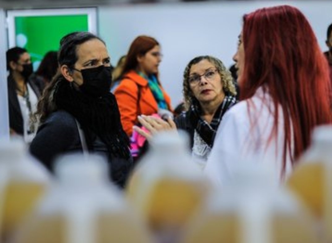 Investigadoras recorren laboratorios del Parque Científico-Tecnológico Venezolano «+ Ciencia».

Vpdta Sect <a href="/Gabrielasjr/">Gabriela Jiménez</a> detalló :

En este parque científico más del 50 % de las investigaciones que se realizan  son hechas por mujeres venezolanas

#LasSancionesSonContraElPueblo