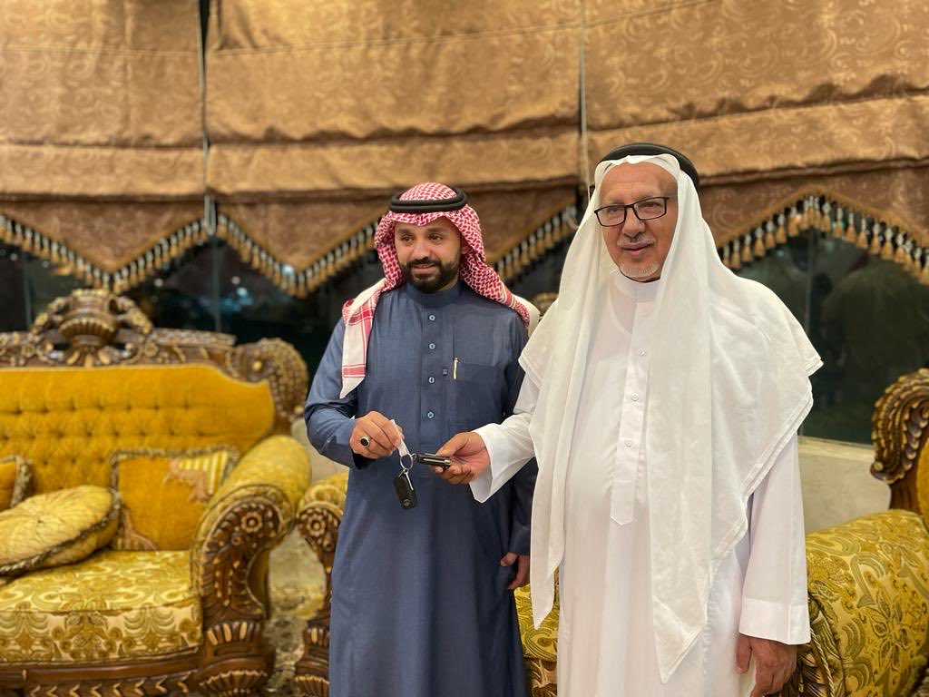 الشيخ سالم علي خرصان من اهالي منطقة الباحه يكافي زوج ابنته محمد بسياره موديل ٢٠٢٣ لتبرعه بإحدى كليتيه لزوجته التى وصلت الى قبل مرحلة الغسيل الكلوي فما لأهل الوفاء الا الوفاء . نعم المتبرع الوفي لزوجته
 ونعم التكريم من أب الزوجه نسأل الله ان ينعم عليهم جميعاً بالصحة والعافية.