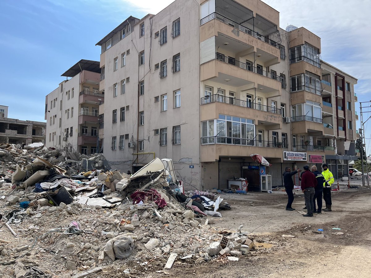 SilviaBrens's tweet photo. In #Kirikhane in #Hatay  vertellen buurtbewoners hoe mensen zijn overleden terwijl ze naar buiten aan het rennen waren. In de gang vlakbij de buitendeur van dit vroegere appartement-complex vonden reddingswerkers veel lichamen. Zo triest. https://t.co/XUaBVKsKF9