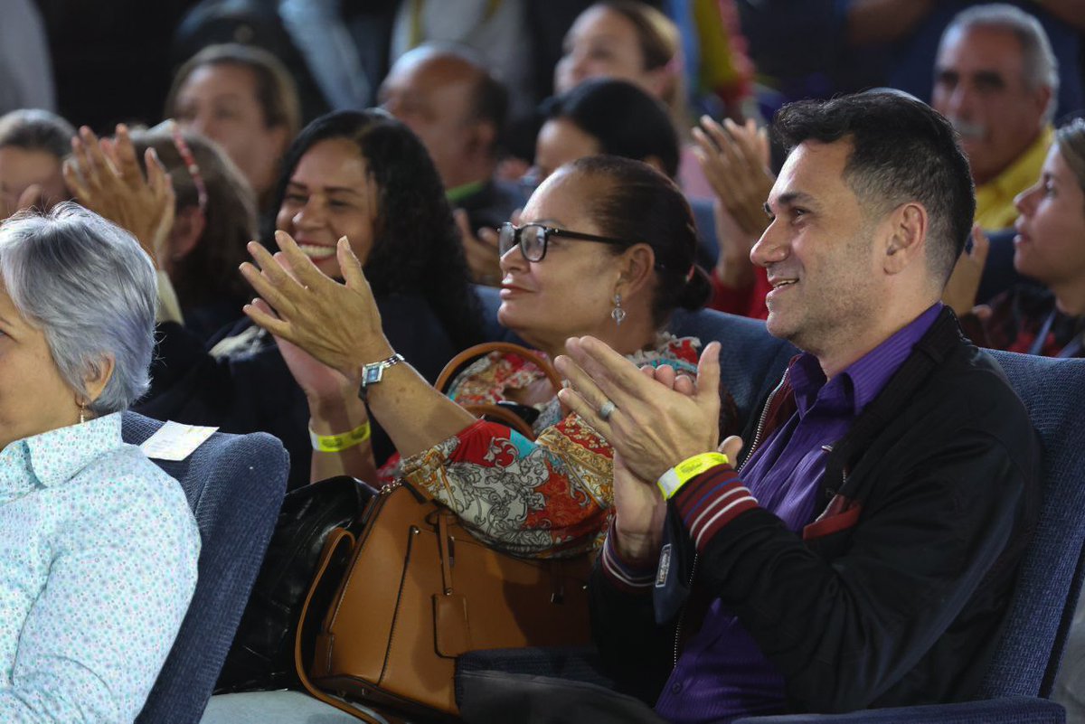 Gob Nac y maestros debaten procesos de transformación del sistema educ bolivariano Mntra @Gabrielasjr destacó Personal de 22 instituciones educativa del Distrito Capital y Maestr@s, expresaron sus aportes al nvo diseño educativo en lo territorial #LasSancionesSonContraElPueblo