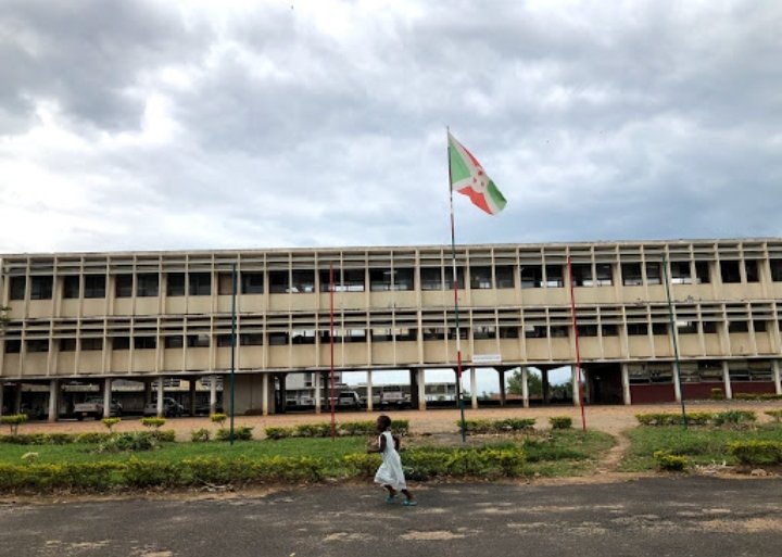 IrisNews_'s tweet photo. The video clip mighty director John Elarts has turned Campus Kiriri into his fetish place having shot there, clips of #Rwanda-n artists like @junokizigenza , @yagoforeal , #Bwiza and #Burundi-ans like @RVoiceBdi and #VictoriousTeam... https://t.co/6SfQ0fAiQW
