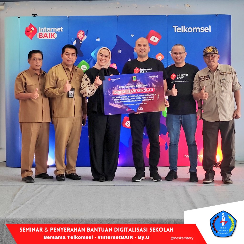 neskarstory's tweet photo. Hallo #neskarpeople
Bupati Karawang @cellicaNurrach membuka acara Seminar &amp; Penyerahan Bantuan Digitalisasi Sekolah bersama @Telkomsel #internetBAIK @byu_id 
Hadir pula Kadisdikpora dan Kepala Diskominfo Kab. Karawang, serta Content Creator @iksanbangsawan 

@cadisdikwil4 https://t.co/lkbFk9SxhU