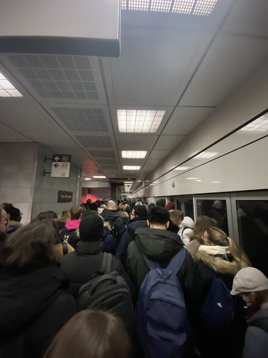 Bonjour à toutes et à tous, nous sommes le 14 février 2023, cela fait maintenant 8 ans que la ligne 1 du métro devrait avoir des rames neuves et doublées, ainsi qu’un nouveau pilote automatique.
Où en êtes-vous <a href="/AlstomFrance/">Alstom France</a> ? Où sont vos excuses aux <a href="/UsagersTranspol/">Usager.e.s Transports MEL</a> ?