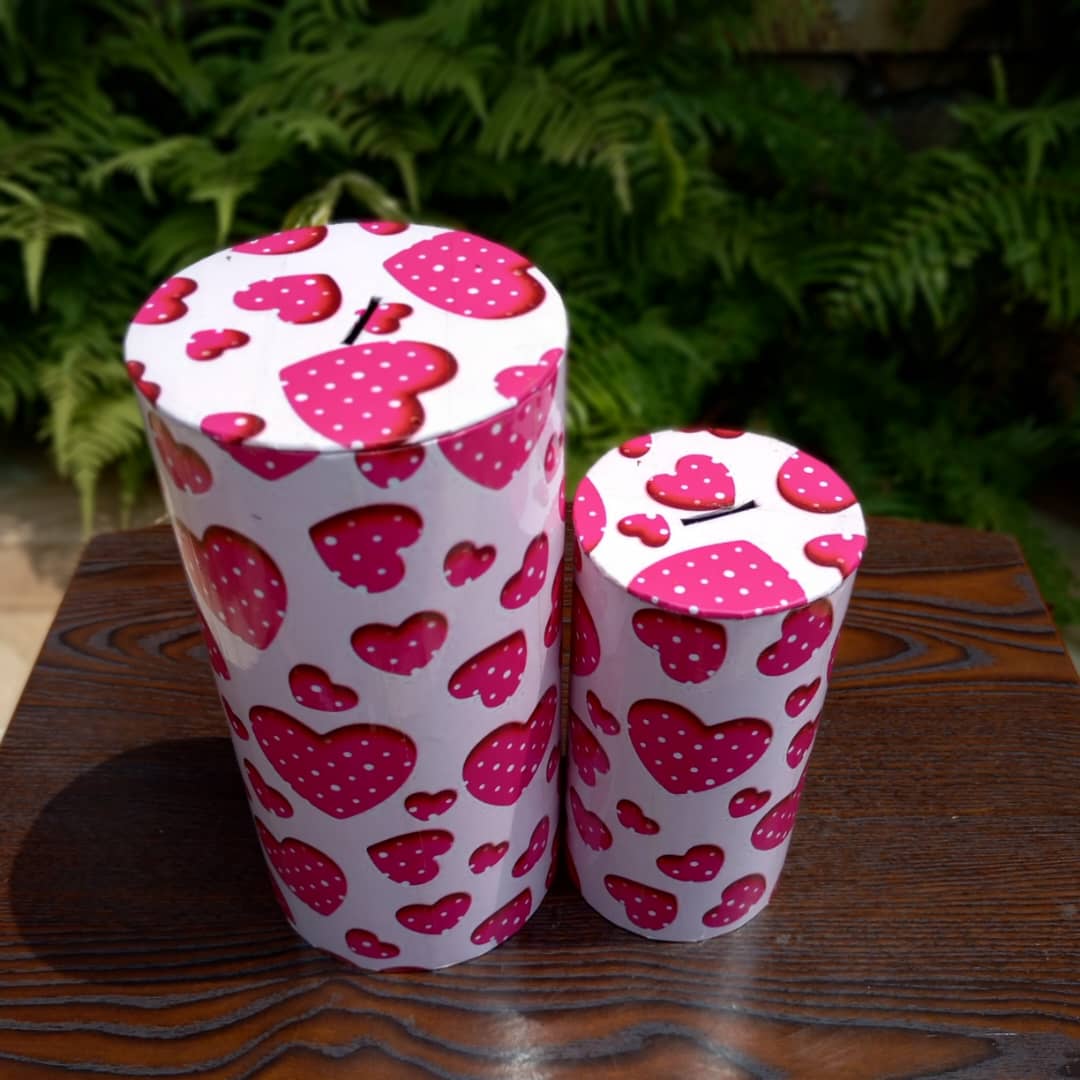 Alfred_Jjuuko's tweet photo. Love and inspire by gifting those dear to you with our amazing Valentine's reusable savings boxes. 

With prices from as low as 7000 and in multiple patterns.😁
Whatsapp 0757264558 to place your orders.
#finesavings 
#ValentinesDay2023 https://t.co/SykuRM421D