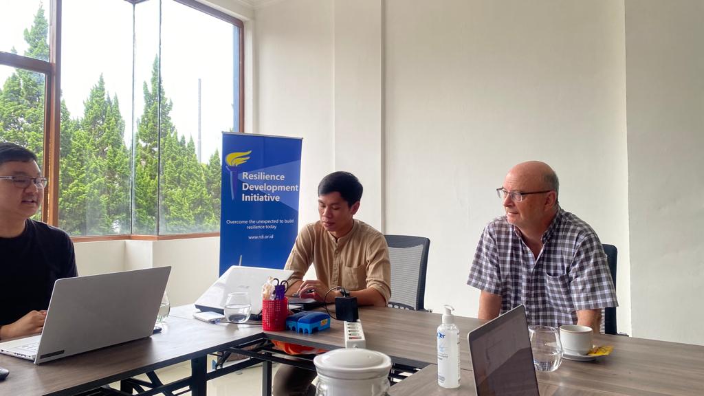 RDI_Global's tweet photo. Today, RDI program and research officers, An Nisaa Siti Humaira, Medhiansyah Putra Prawira, Robby Cahyadi, and Wewin Wira were pleased to host and engage Dr Anthony Kent from the @RMIT University.
#RDIGlobal #GlobalThinkTank #ConnectwithRDI https://t.co/WGsYkccMyK