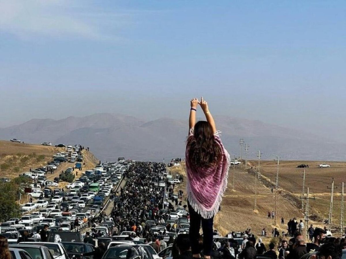 جمعیتی که با بوق و دهل در یک شهر آمریکایی جمع کردەاند را مقایسە کنید با راهپیمایی اعتراضی چله #ژینا_ئەمینی در سقز!

آن یکی با هزینه ایاب ذهاب و تبلیغات تلویزیونی این یکی زیر رگبار ج.ا

مردم #کوردستان هرگز از حق تعیین سرنوشتشان دست نخواهند کشید حتی زیر رگبار دشمنان!