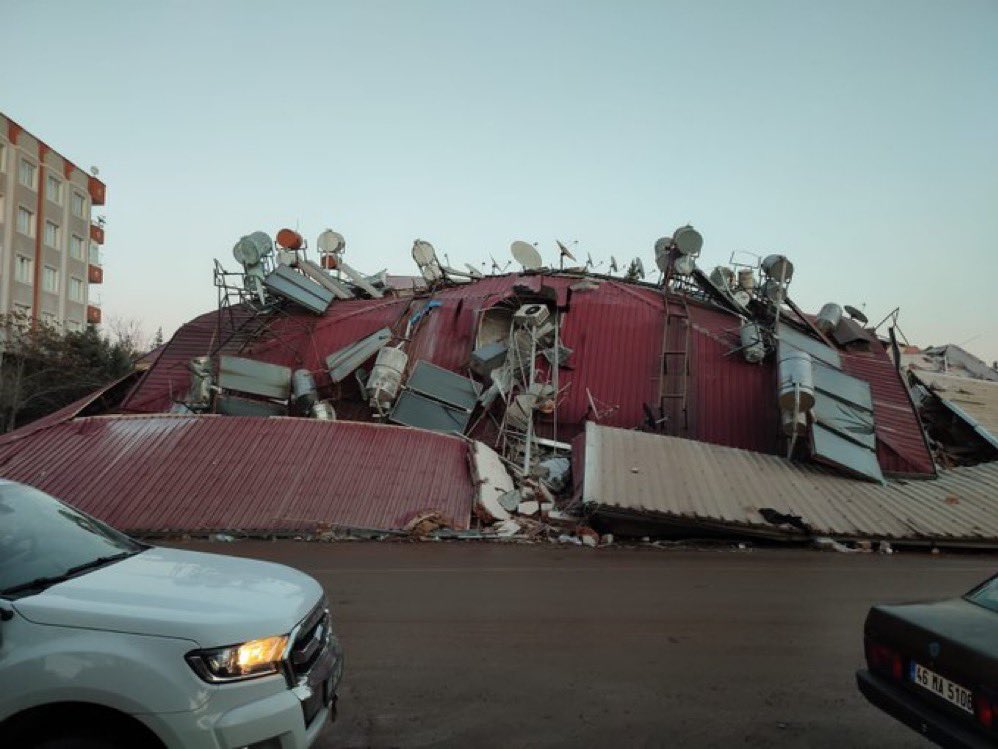 Çatının hemen alt kısmında kedi üretim evi olduğu, içeride 40 civarı kedi olduğu, bugüne kadar işlem yapılmadığı söylendi. Vinç gerekiyor. Maraş <a href="/ahbap/">Ahbap</a> @HAYBAPFERDINAND 

<a href="/AvTugbaGursoy/">Tuğba Gürsoy</a>