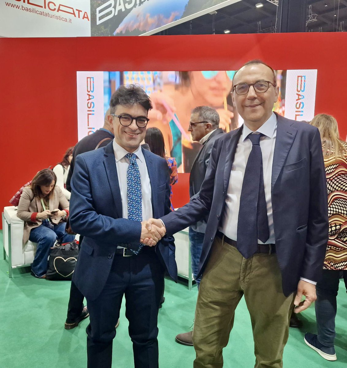 𝐈𝐧𝐬𝐢𝐞𝐦𝐞 𝐞̀ 𝐥𝐚 𝐩𝐚𝐫𝐨𝐥𝐚 𝐜𝐡𝐢𝐚𝐯𝐞! 
𝐈𝐧𝐬𝐢𝐞𝐦𝐞 a <a href="/Basilicata_Tur/">Basilicata Turistica</a> proveremo a spingere l’esperienza dei ns turisti fino alle aree interne, con iniziative artistiche per chi vuol 𝐯𝐢𝐚𝐠𝐠𝐢𝐚𝐫𝐞 insieme alla #𝐜𝐮𝐥𝐭𝐮𝐫𝐚. #bit2023 #turismo #basilicata