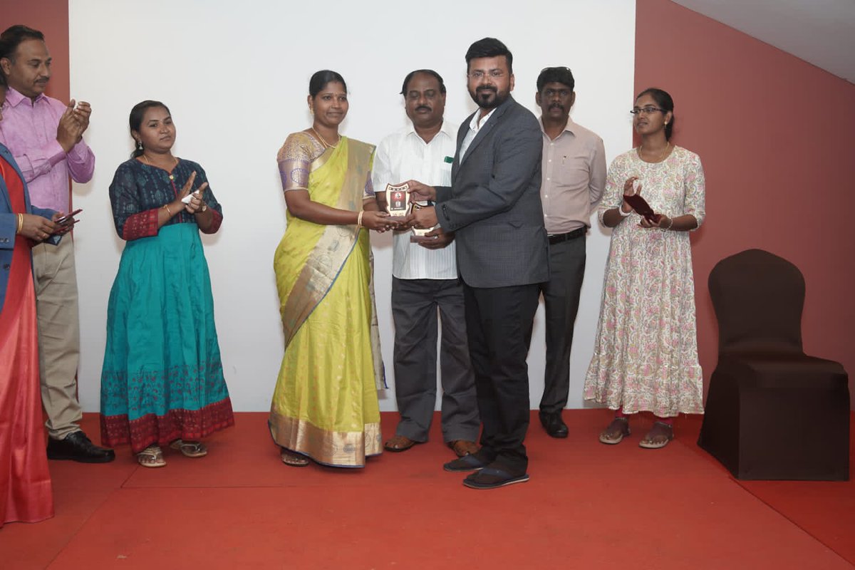 mohan3011k's tweet photo. சோமு பெல்டெக்ஸ் டீம்
*#Believer_club_member*
*#Achiever* திரு *#M_செல்வராசு* மற்றும்
திருமதி *#சித்திரவள்ளி* இருவருக்கும் *#கோவாவில்* நடைபெற்ற நிகழ்ச்சியில்
*#சோமு_சார்_கரங்களால்_அவார்டு #வழங்கப்பட்டது* 💐💐💐💐💐
*#Somu_Beldex_team*
#gcchub
#beldex
#bchat
#belnet https://t.co/K3COeFi9Np
