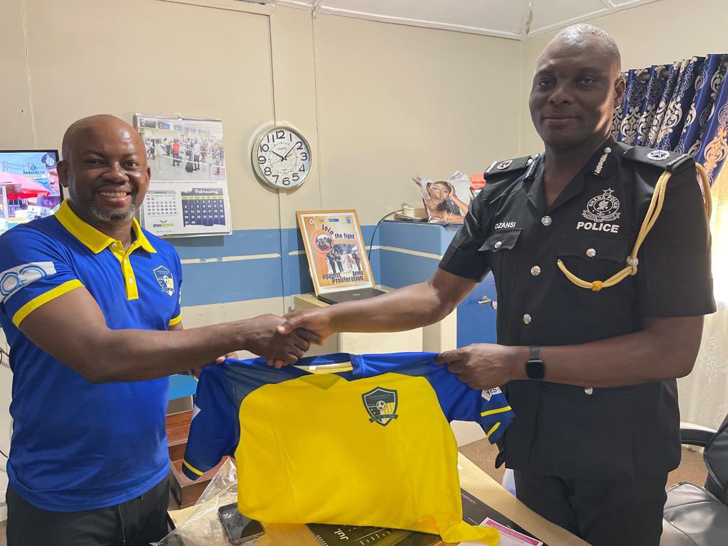 Stakeholders appreciation ! We presented our new replica jersey to the Sunyani Divisional Police Commander ACP Dela Dzansi <a href="/Youngapostlesfc/">YOUNG APOSTLES FC</a> Agya Na )w) Tumi 🔥🙏🏿