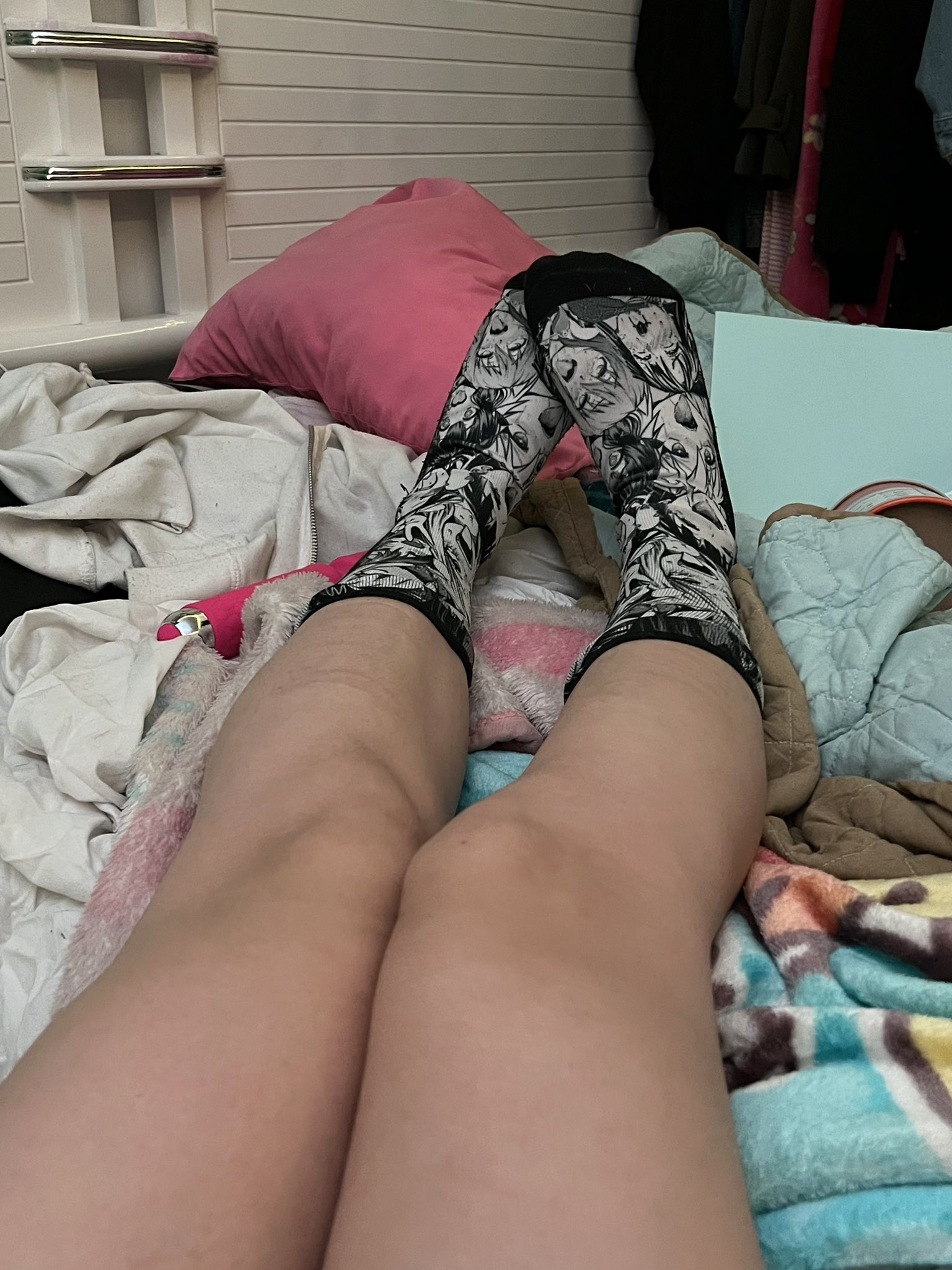 Ashounch on X: Amo mis calcetas nuevas t.coxZi9RNKWzH  X