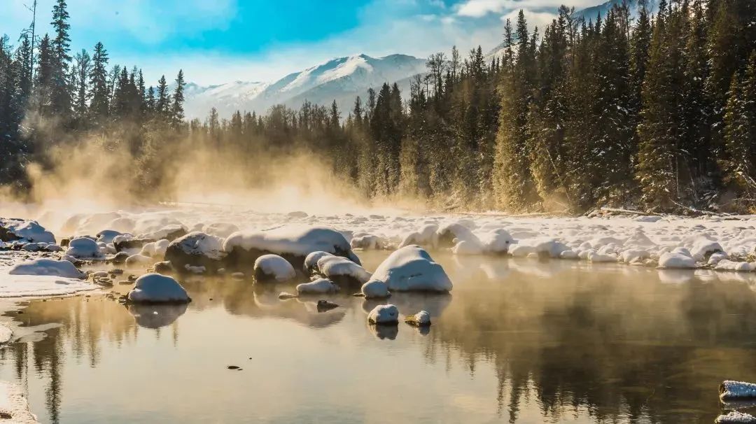 BoundforChina's tweet image. When touring #Xinjiang Uygur autonomous region, be sure to visit the #Kanas scenic area. In February, the scenic area offers beautiful snow views. The serene Kanas Lake and its surrounding snow-capped mountains, grasslands, and birch forests create a white wonderland.