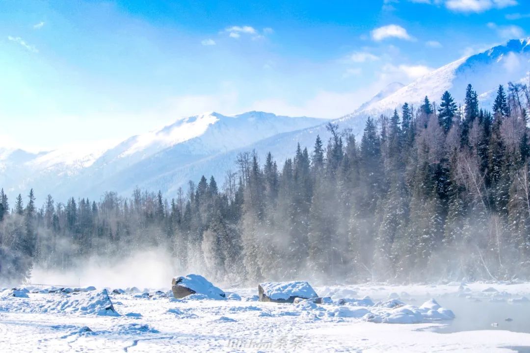 BoundforChina's tweet image. When touring #Xinjiang Uygur autonomous region, be sure to visit the #Kanas scenic area. In February, the scenic area offers beautiful snow views. The serene Kanas Lake and its surrounding snow-capped mountains, grasslands, and birch forests create a white wonderland.