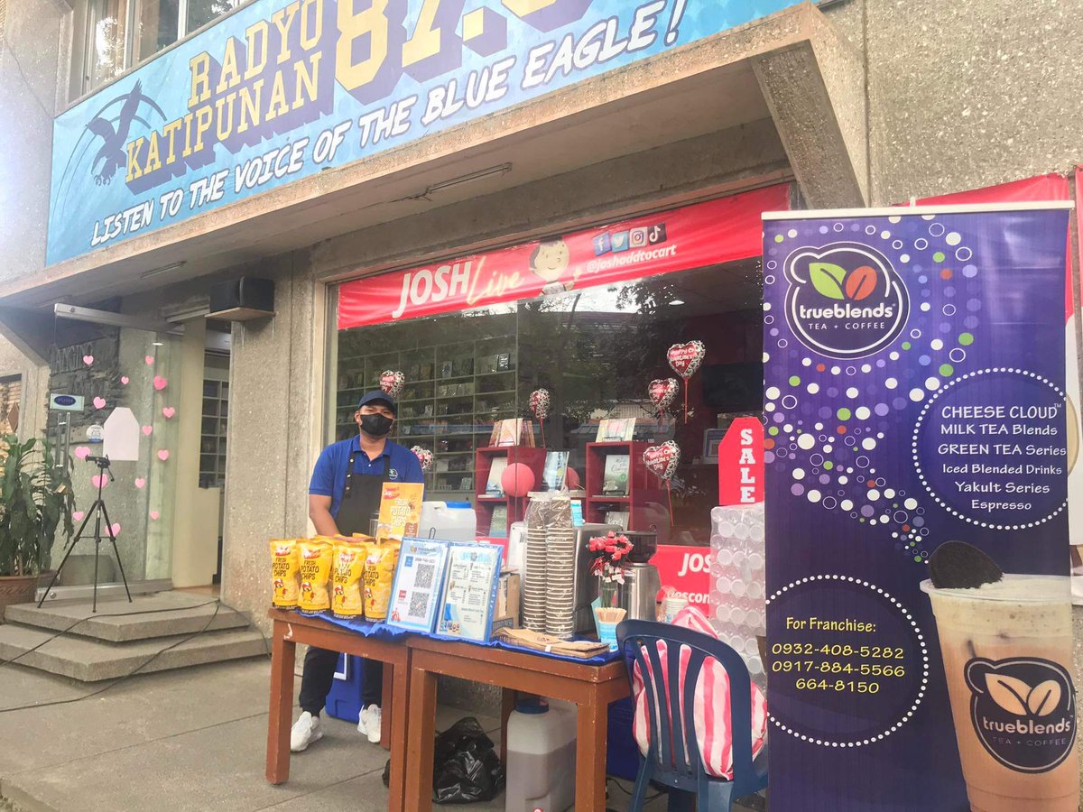 radyokatipunan's tweet photo. MAY PA-MILK TEA SA JOSH LIVE! (Invite na si crush ๐ซข)
Kung kayo'y nasa Ateneo ngayon, dumalo na kayo sa aming studios sa JesCom kung saan nandito ang True Blends! Makakainom na kayo ng milk tea, mapapakinggan niyo pa ang #JOShLive dito sa #RadyoKatipunan ngayong 4:30 ng hapon! https://t.co/7MDTUZVVzr
