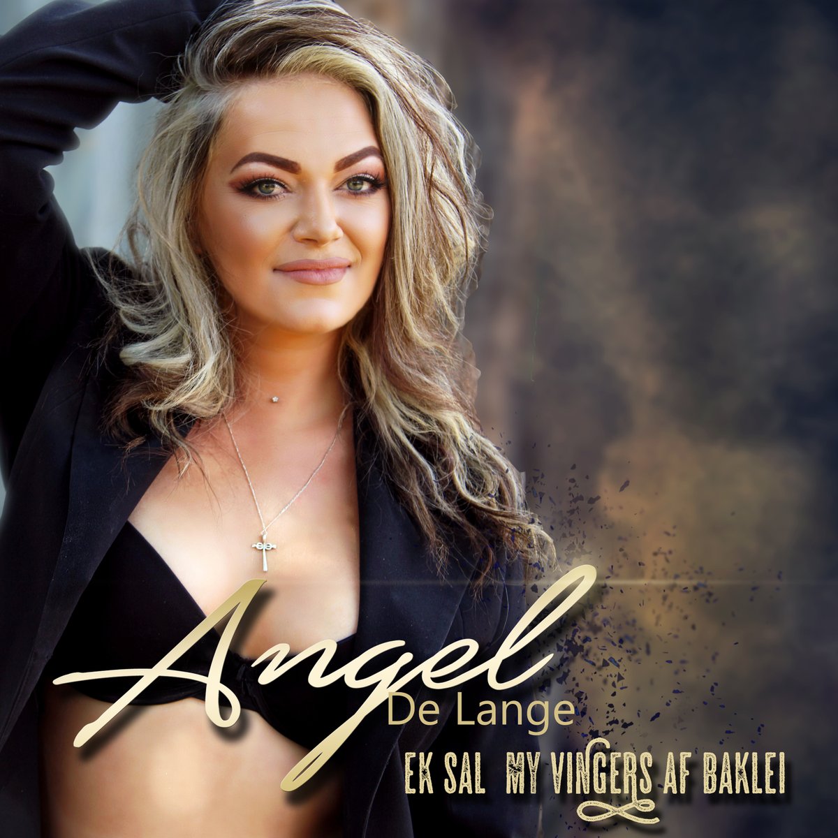 BosveldStereo's tweet photo. Gelukkige Valentynsdag vir al ons luisteraars en faceboek vriende! Ons speel vanoggend so 10:15 @Angel_DeLange_  se nuwe valentysdag enkelsnit "Ek Sal My Vingers Af Baklei" by @DippenaarEddie . Skuif nader dit is beslis 'n treffer! @RudiClaase https://t.co/VZsn2r6fqS