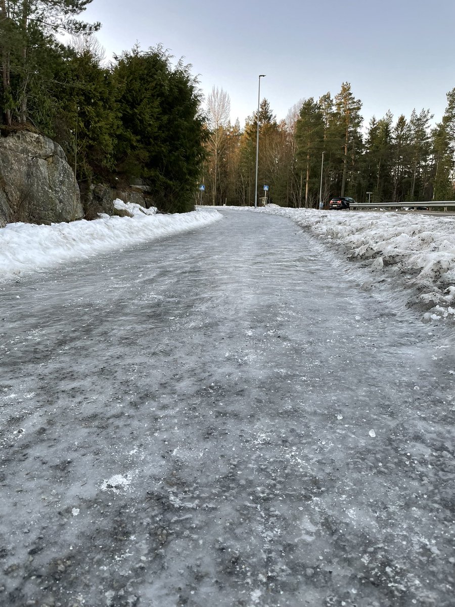 Hei <a href="/nordre_follo/">Nordre Follo kommune</a> 👋 Jeg ønsker meg litt grus i fotgjengerfeltet i Haukeliveien. Fikser dere det?