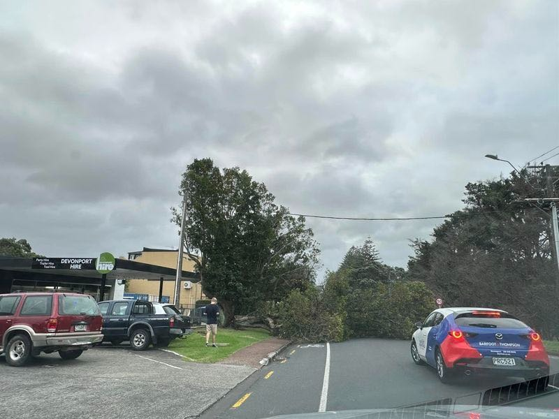nicholasphilp's tweet photo. #Devonport #LakeRd #CycloneGabrielle 
It ain't over just yet https://t.co/a7yyljYuyH