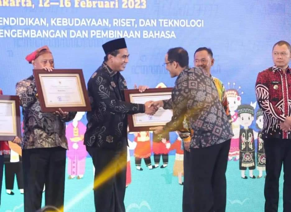 PakNdhut's tweet photo. Provinsi Jawa Tengah menerima penghargaan Revitalisasi Bahasa Daerah Tahun 2022 dari Kemendikbud Ristek RI. Penghargaan diserahkan langsung oleh Mendikbud Ristek, Nadiem Anwar Makarim.
#TajyasinMZ
#Wagubjateng
#Panglimasantrigayeng
#SGN
#GusYasin https://t.co/0lFovMIviE