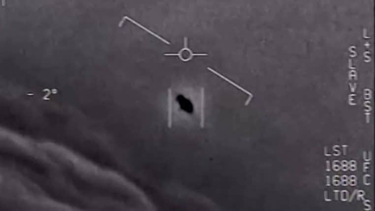 Un_EtreHumain's tweet photo. La seule chose dont on peut être certains, c'est que si vraiment une civilisation #extraterrestre venait à notre rencontre, la première chose que feraient les humains, c'est de leur tirer dessus. 

Et ça en dit long sur notre civilisation. #ovni https://t.co/Lv1RBK94o6