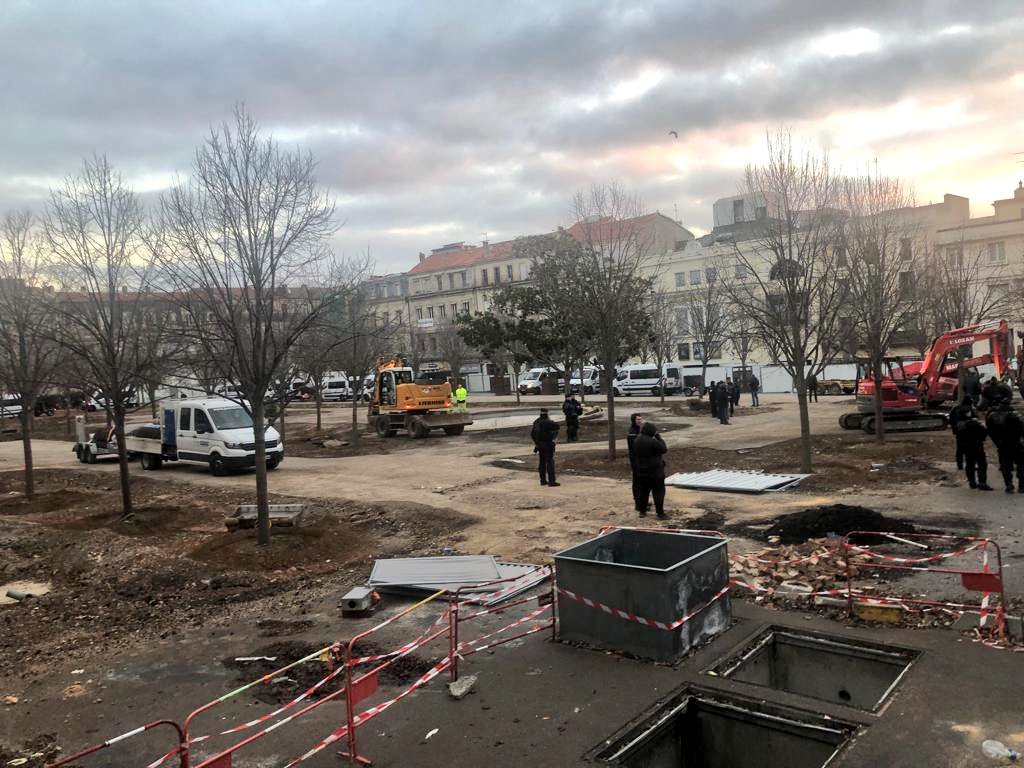 La honte s'invite à Sète, en ce moment 13 camions de CRS + 2 canons à eau sont venus pour intimider les militant.e.s pacifiques de <a href="/BancsPublics7/">Bancs Publics Sète</a> et permettre l'arrachage des arbres de la place Aristide Briand.
C'est à ça que doivent servir ceux sensés protéger la population ?