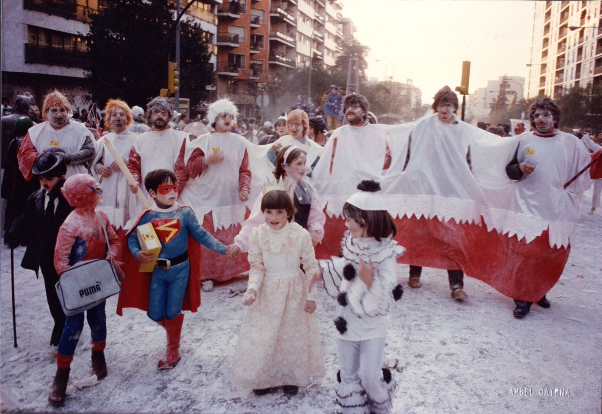 #TarragonaVintage 🎉A la rua de Carnaval dels anys vuitanta la sàtira i el reciclatge de materials per fer els vestits predominava sobre els lluentons. A la fotografia veiem a membres de la Colla l’Embut vestits d’escolania de Montserrat el diumenge durant la Guerra de la farina.