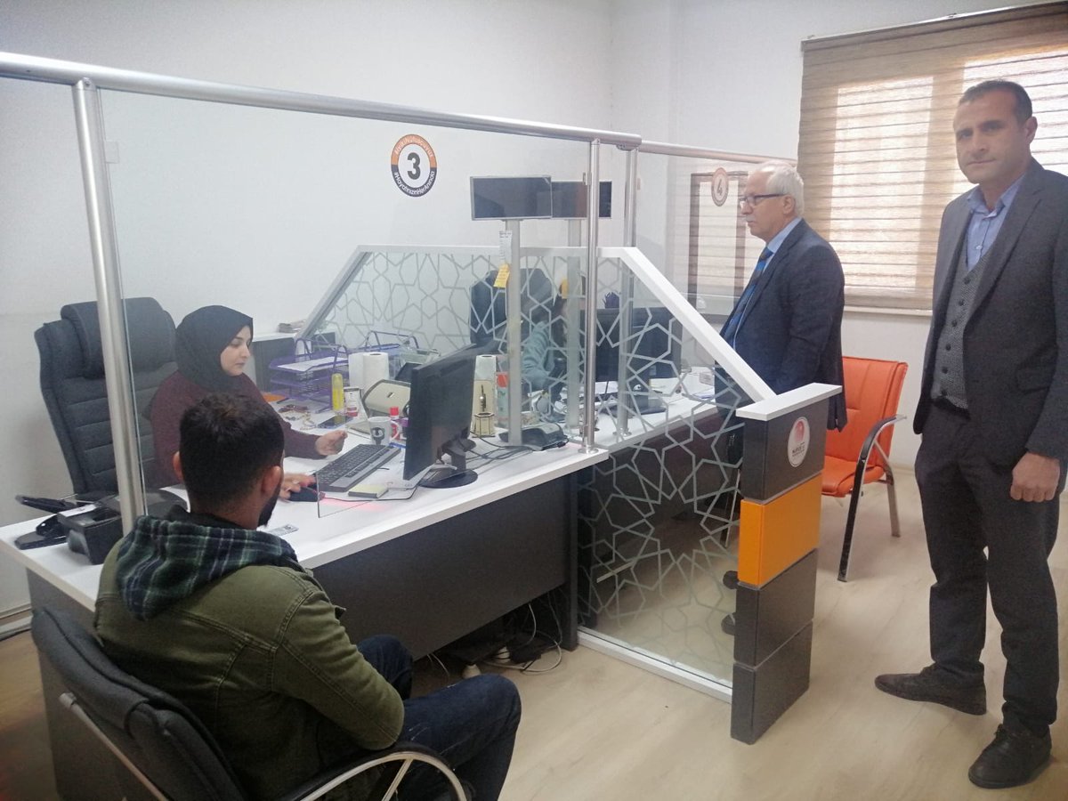 HarranNufus's tweet photo. Bölgemizde meydana gelen deprem nedeniyle İl Müd. Sn. Hasan Başaran Müdürlüğümüzü ziyaret ederek, Genel Müdürümüz Sn. Şefik Aygöl'ün selamlarını ve geçmiş olsun dileklerini iletti.
@suleymansoylu
@sefikaygol
 @valisalihayhan
 @HarranKaymakam
 @HASANBASARAN07
 @Bilalyetgin63 https://t.co/ap9YQ82lbU
