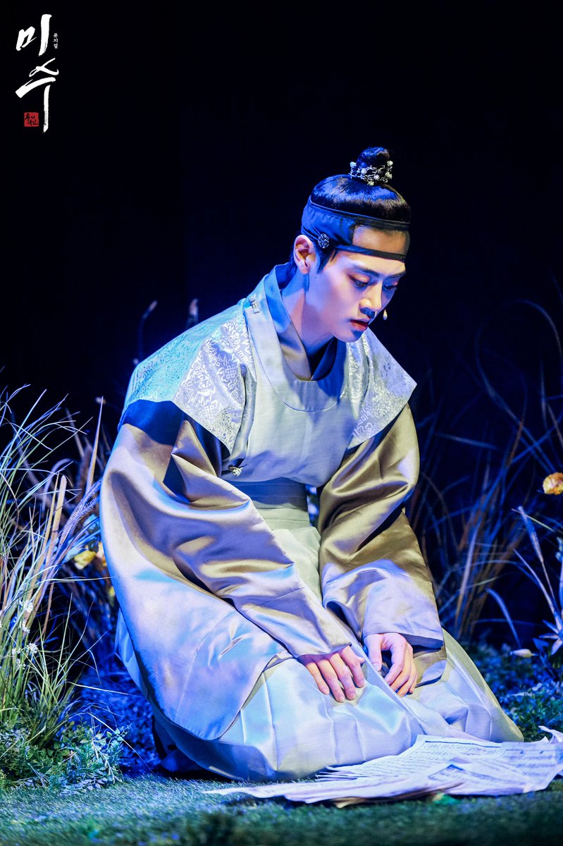 musical_misu's tweet photo. [#미수] 작별 기념 공연 사진 공개📷

"아무리 많은 시간이 흘러도,
미수만 잊지 말아라"

-
뮤지컬 <미수>
2022.12.03 - 2023.02.19.
대학로 자유극장
-
#미수 #공연사진_공개 https://t.co/2hdGl9bOVL