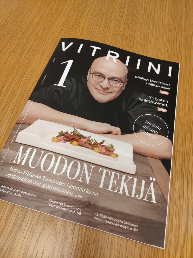 Uudistunut Vitriini on saapunut ja lähipäivinä tilaajille. Suunnittelusta vastasi Gut Studio ja Leena Oravainio. Kansikuvahenkilönä keraamikko ja keittiömestari Jarmo Pitkänen.