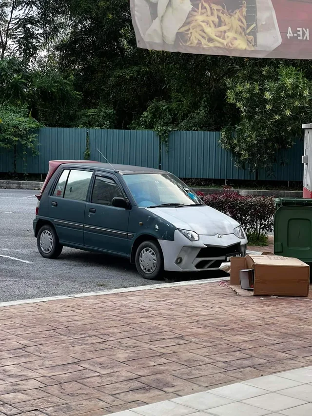 ariesmera's tweet photo. Kereta kebangsaan penduduk #Sungai buloh https://t.co/6YJw3Kn9XS
