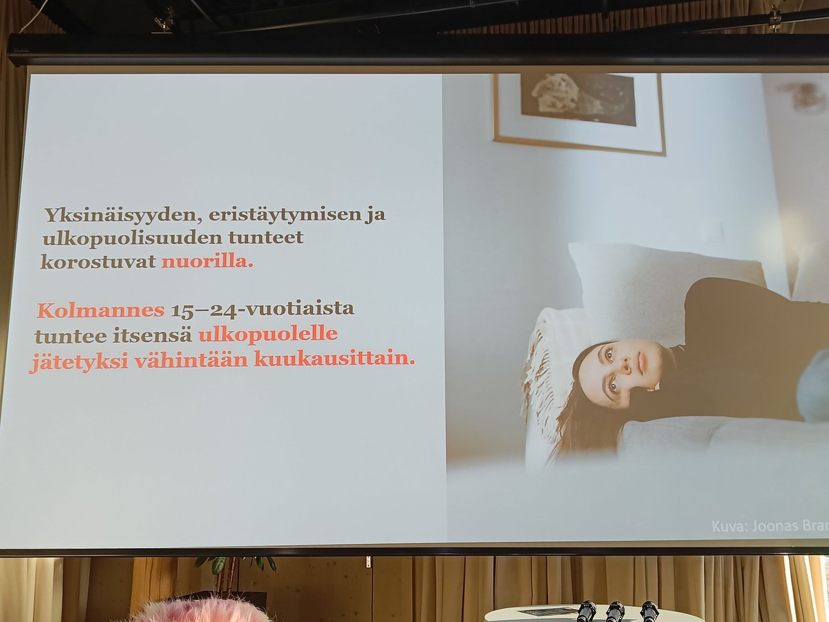 Nuorten tilanne yksinäisyyden osalta on vaikea ja surullinen myös <a href="/PunainenRisti/">Suomen Punainen Risti</a> #YksinäisyysBarometri mukaan. Kolmannes 15-24-vuotiaista tuntee itsensä ulkopuolelle jätetyksi. Ei siis yksin yksinäiseksi, vaan jätetyksi ulkopuolelle. 😢 #YksinäisyydenHinta