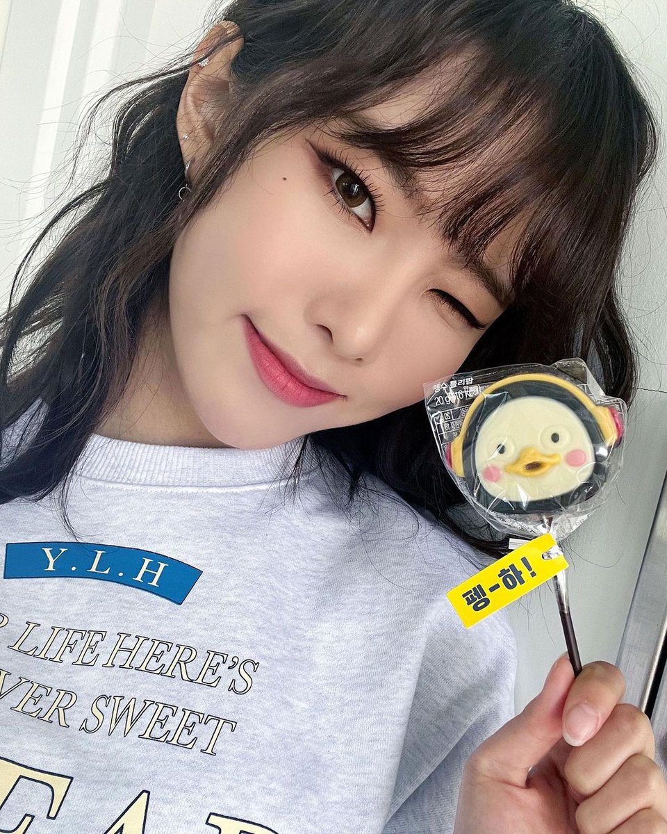 weeeklytime's tweet photo. official instagram update https://t.co/XinHds2Gp0