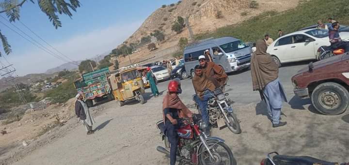 GhaznaweM's tweet photo. کور کمانډر تحصيل صاپی مومند ته په هيلی کاپټر کې تللی او لار يی رته تحصيل خليمزئ مومند کښې بنده کړي نو وس ده کور کمانډر دومره خثيت ده کم ځائ نه راغلو؟؟؟ آيا دا پخپله ندی ډاريږی نو بيا عام اولس څنګه ژوند کوي دلته؟ https://t.co/HCARgBBWXX