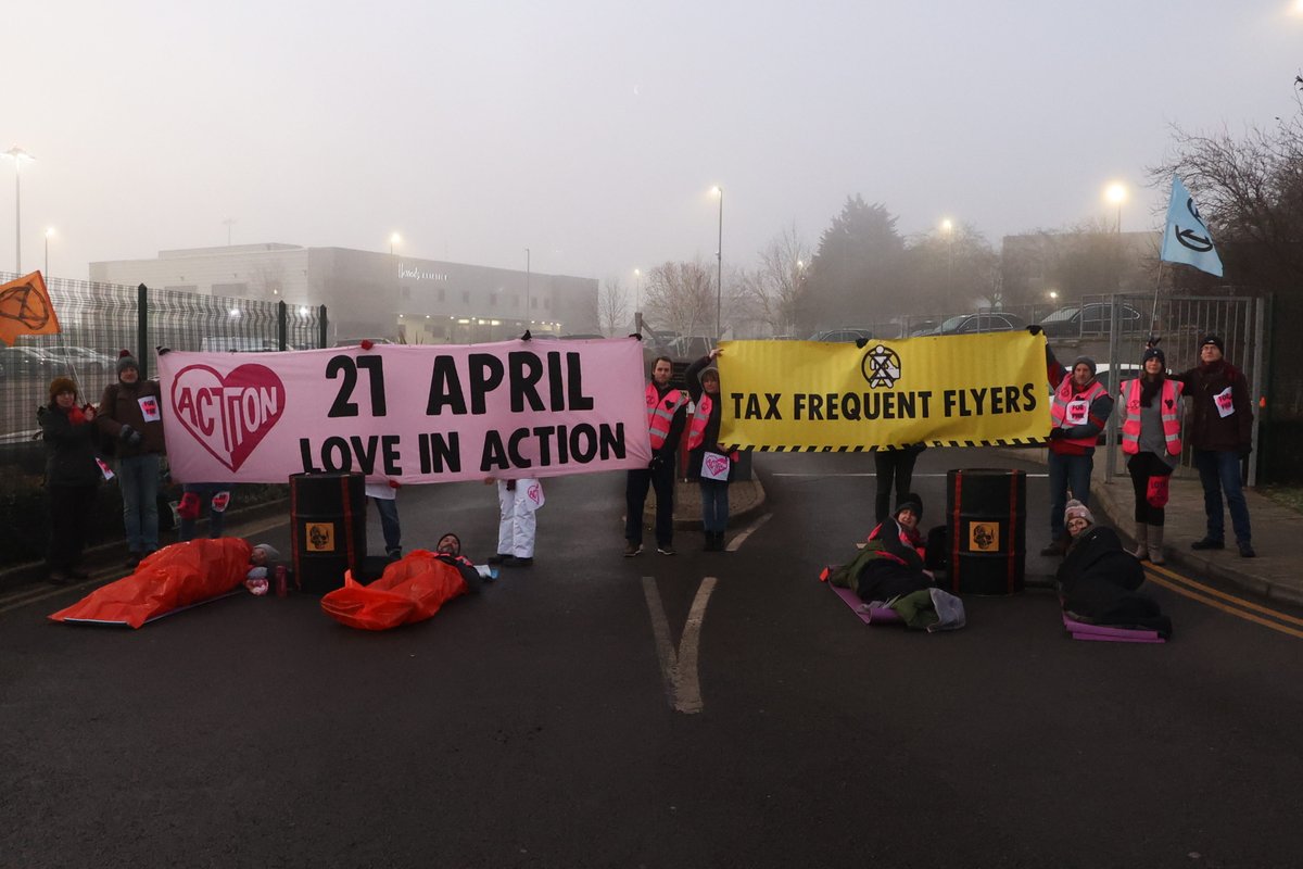 BREAKING: XR block private jet terminals at Luton Airport this #ValentinesDay

The UK Gov needs to ban private jets, tax frequent flyers, and make wealthy polluters pay.

Valentine's Day shouldn't cost the earth.