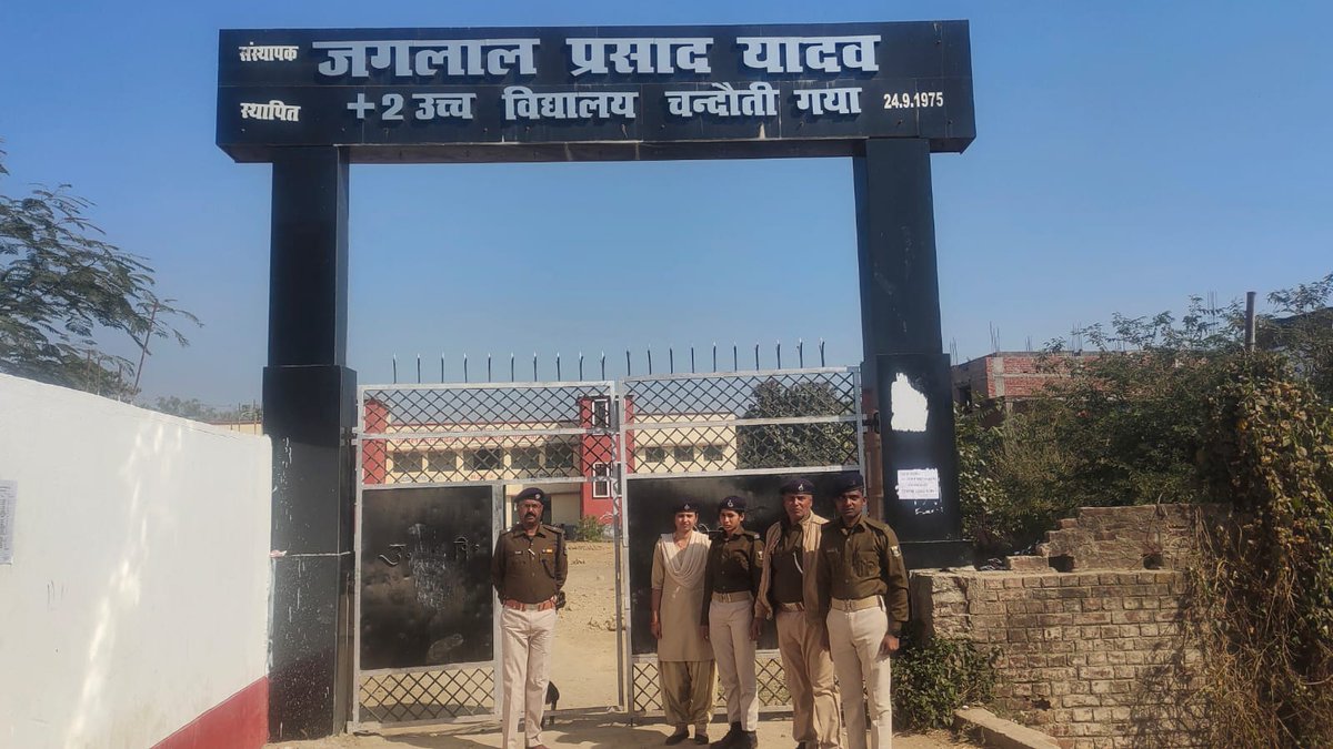 GAYAPOLICEBIHAR's tweet photo. जिले में शांतिपूर्ण एवं कदाचारमुक्त माहौल में मैट्रिक परीक्षा का आज पहला दिन।
बिहार विद्यालय परीक्षा समिति द्वारा निर्धारित दिशा निर्देश का सभी  केन्द्रों पर 100 प्रतिशत अनुपालन करवाया जा रहा है।
@bihar_police 
@IPRD_Bihar 
@thegreatkbc 
#GayaPolice
#gaya_police_at_your_service https://t.co/NVrlfbJJUF
