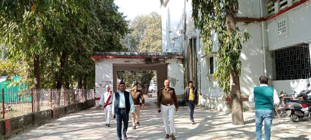 GAYAPOLICEBIHAR's tweet photo. जिले में शांतिपूर्ण एवं कदाचारमुक्त माहौल में मैट्रिक परीक्षा का आज पहला दिन।
बिहार विद्यालय परीक्षा समिति द्वारा निर्धारित दिशा निर्देश का सभी  केन्द्रों पर 100 प्रतिशत अनुपालन करवाया जा रहा है।
@bihar_police 
@IPRD_Bihar 
@thegreatkbc 
#GayaPolice
#gaya_police_at_your_service https://t.co/NVrlfbJJUF