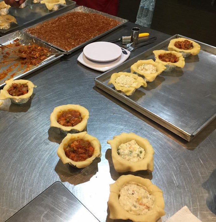 spinelsunn's tweet photo. :: Savory Pot Pie ::

อีกหนึ่งเมนูที่ทำง่ายมั่กๆ และส่วนผสมน้อยสุดๆ ใส่ไส้อะไรก็ได้ตามต้องการเลยครับ สตูหมู ไก่ซอสขาว ทูน่า น้ำพริกอ่อง กะเพรา พอดีแม่บ้านทำน้ำพริกอ่องอร่อยมากเลยชอบทำไส้นี้ มันเข้ากับแป้งพายสุดๆ แชร์สูตรซอสเนื้อกับไก่ซอสขาวให้ด้วยใน Thread นะครับ https://t.co/MJH4Z4c7LN
