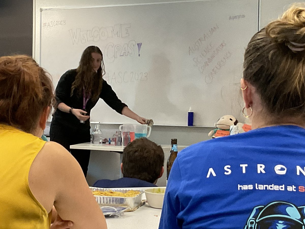 Britt from @questacon demonstrates the effects of heat on a fluid. 💚 #thermodynamics! #ASC2023 at @ANU_CPAS