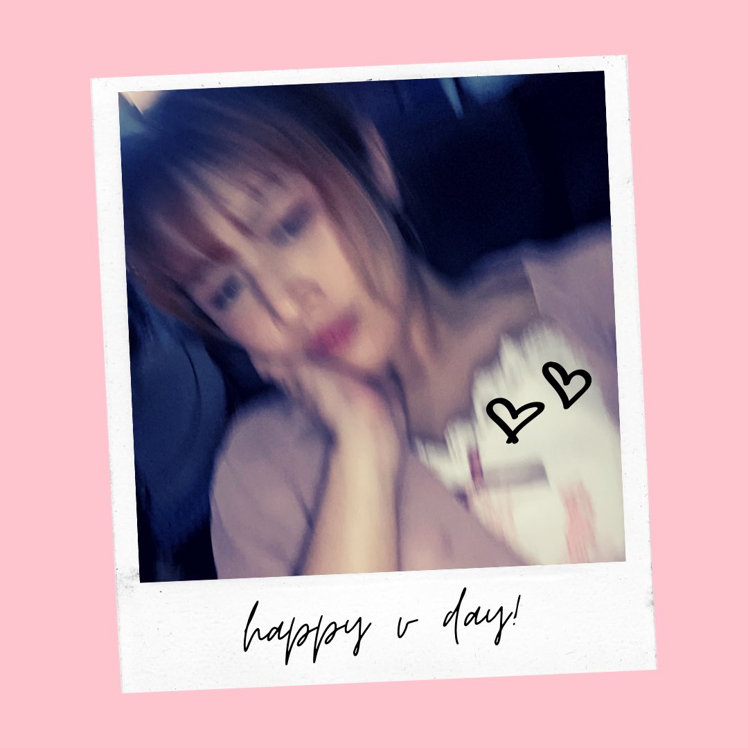 fromajuu's tweet photo. pov: ur hand slipped after clicking the shutter 

happy valentine's day, my lovelies 💕💕💕

valentines is kinda a pink holiday, and i like pink so i say it's officially my day instead /j

#PiPaPosse_Juu https://t.co/icE7kDjfei