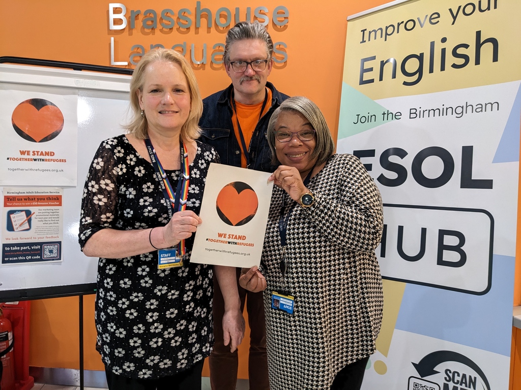 At the Birmingham @ESOLHub we're showing kindness and hospitality to refugees who have settled in our great and welcoming city. Here are some of the lovely people on our information desk also showing support.

#WhoWeAre and #TogetherWithRefugees

@learnBAES @bhamCityCouncil