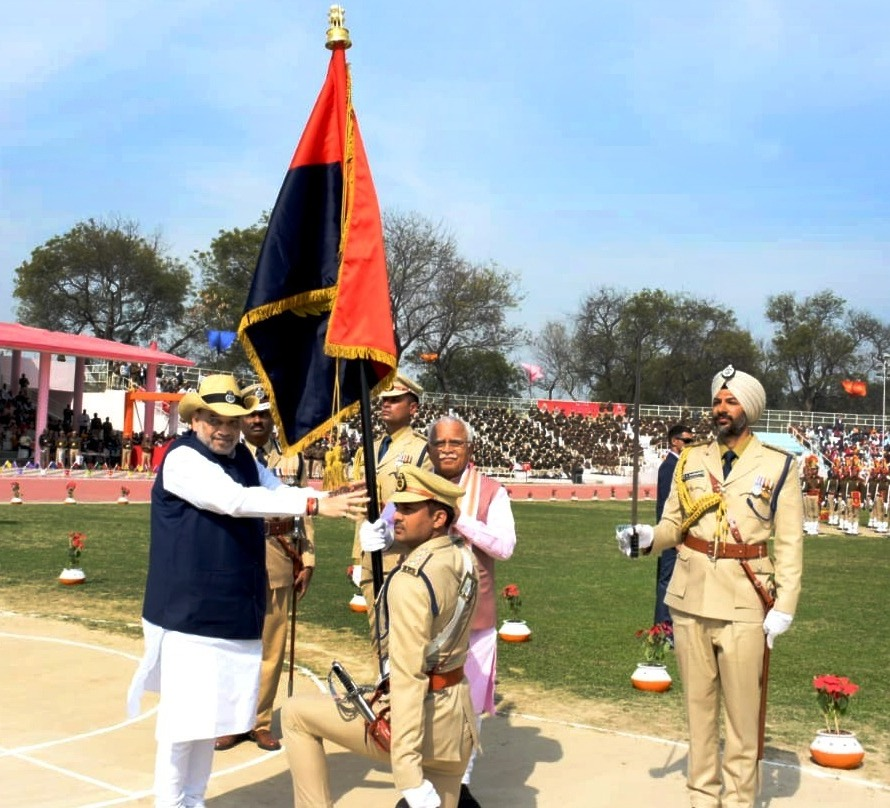 mlkhattar's tweet photo. समग्र हरियाणा के लिए आज बड़े ही गौरव का दिन है  कि केंद्रीय गृह मंत्री श्री @AmitShah जी ने करनाल में हरियाणा पुलिस को विशेष सम्मान, 'राष्ट्रपति निशान' से अलंकृत किया।

राज्य के नागरिकों की रक्षा हेतु सदैव तत्पर रहने वाले @police_haryana के प्रत्येक जवान को हृदय से बधाई। https://t.co/8Fe7N8R1Qm