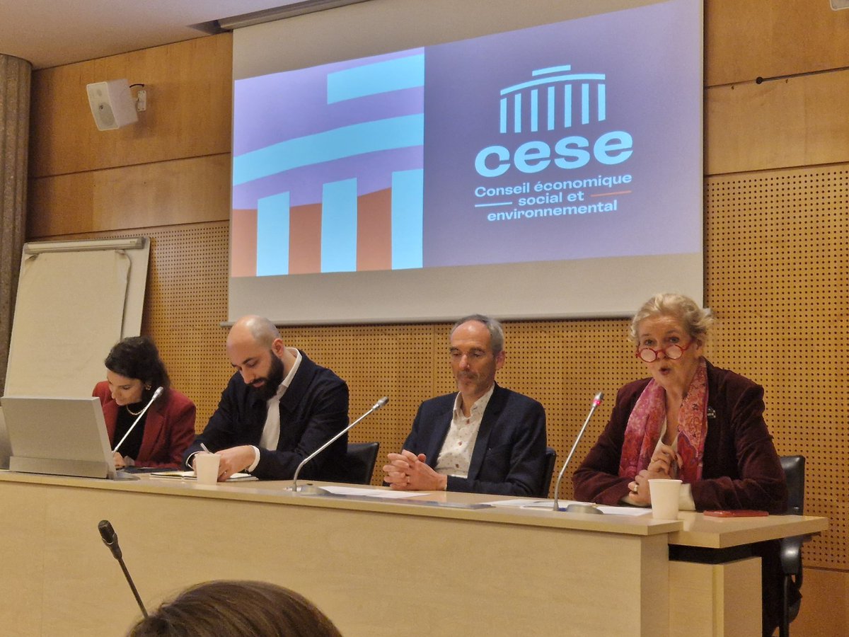 BarillotP's tweet photo. Un grand merci @Gregoiremilot de @etatdesprit pour cette matinale de @Comm_publique sur le thème de la #communication et de la #concertation. Merci à @ManuellaR_ et à @KenzaOccansey pour leur accueil et leur témoignage dans la prestigieuse maison du @lecese. #compublique https://t.co/cA1HvwvN94